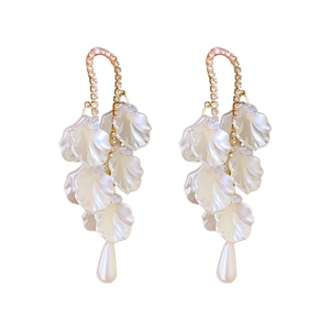 Boucles d'oreilles vintage en or avec pétales de fleurs en cristal et perles élégantes