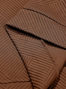 Dettaglio macro del tessuto jacquard marrone con trama a maglia a coste spesse