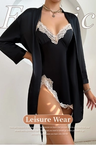 Détail de l'ensemble de nuit en satin noir avec dentelle blanche et fente latérale