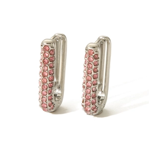 Dettaglio orecchini a U in argento in acciaio inossidabile con strass rosa lucidi