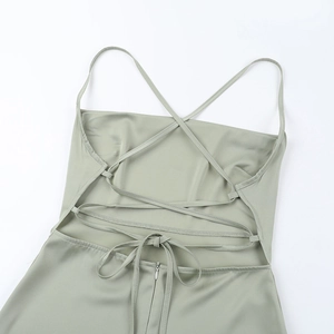 Détail de robe en satin avec dos nu, bretelles croisées et fermeture éclair invisible