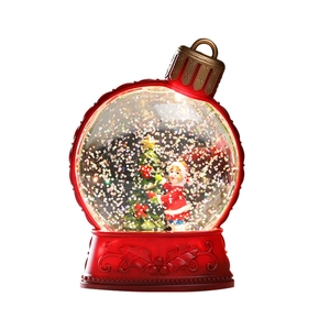 Boule de neige de Noël lumineuse avec sapin et figurines sur fond blanc épuré