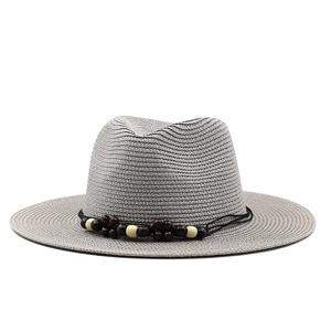 Chapeau fedora en paille gris clair à large bord avec ruban perlé style bohème