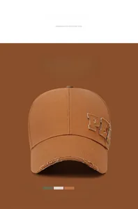 Gros plan sur casquette vintage marron avec bords effilochés et écusson de lettre brodé