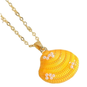 Elegante goldfarbene Halskette mit Muschel-Anhänger und Perlen auf weißem Hintergrund