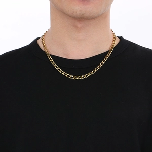 Détail d'un collier chaîne gourmette pour homme en acier inoxydable doré sur un mannequin