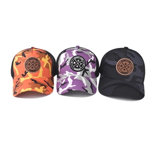 Trois casquettes trucker camouflage orange, violette et noire avec patch brodé