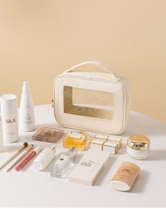 Dettaglio borsa per cosmetici impermeabile con finestra trasparente e manico superiore