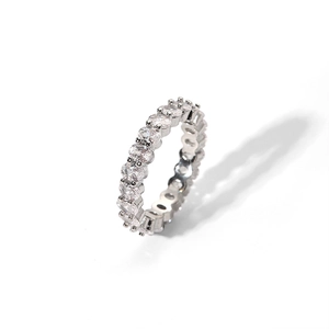 Détail d'une bague éternité argentée sertie de zircons ronds taillés en pavé micro