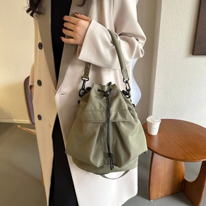 Sac seau en nylon vert olive avec fermeture à cordon et bandoulière en toile assortie