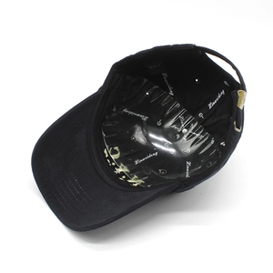 Vue détaillée de l'intérieur de la casquette NYC en coton avec bandeau et boucle