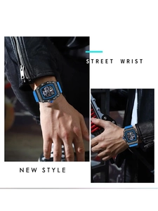 Detalle de reloj automático de forma tonneau con esfera calada y correa de silicona azul
