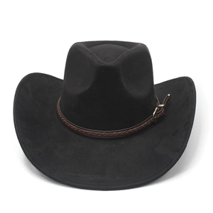 Détail d'un chapeau de cowboy avec bande en cuir tressé et boucle en métal doré