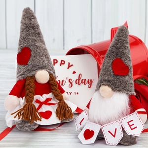 Couple de nains de la Saint-Valentin avec bannière LOVE et détails en peluche