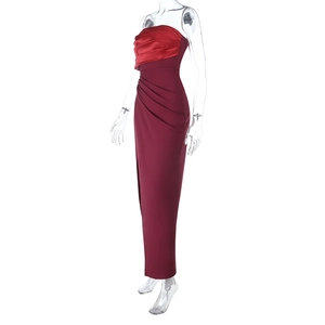Détail de la robe bustier bordeaux avec coutures en satin et fente latérale haute