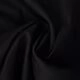 Gros plan sur la texture du tissu noir avec des plis élégants et un lustre subtil