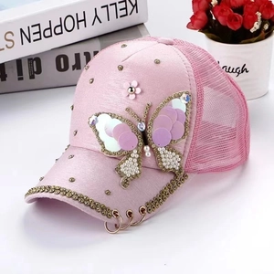Casquette rose avec papillon à paillettes, perles et anneaux métalliques sur le bord