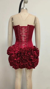 Détail de robe bustier rouge avec laçage au dos et jupe à pétales 3D