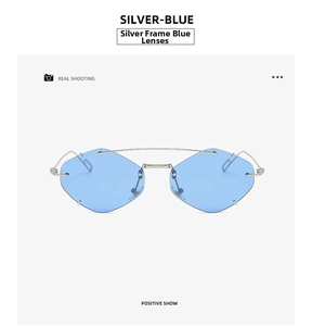 Detailansicht der rahmenlosen geometrischen Sonnenbrille mit blauen Gläsern und Silberbügeln