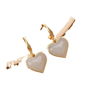 Orecchini a cuore dorati con pietra bianca su un ramo in stile minimalista