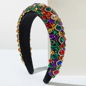 Détail du serre-tête baroque de luxe avec cristaux multicolores sur velours noir