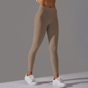 Détail du legging de yoga sans couture à taille haute en kaki avec tissu élastique mat