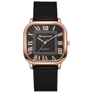 Montre carrée classique pour femme en or rose avec cadran noir à chiffres romains et cuir