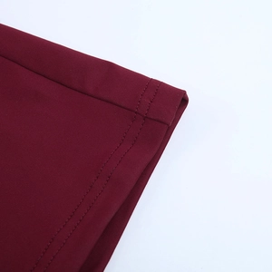 Detailaufnahme der Doppelnaht und Stofftextur an einem tiefroten Abendkleid