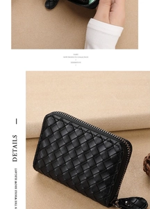 Détail d'un porte-cartes en cuir tressé noir avec fermeture éclair et fentes