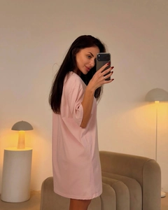 Robe T-shirt oversize rose en coton avec épaules tombantes et col rond élégant