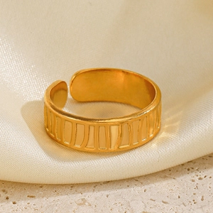 Anello aperto geometrico in acciaio inossidabile placcato oro 18K su un supporto elegante