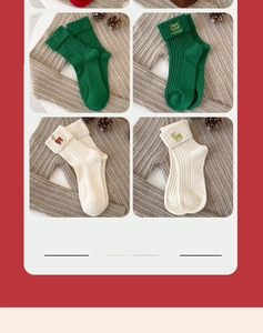 Détails de chaussettes de Noël en tricot avec broderie et texture côtelée