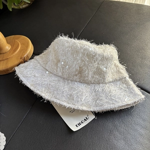 Chapeau bob blanc élégant avec franges de plumes et paillettes sur surface texturée