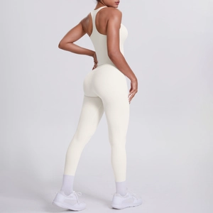 Détail d'un ensemble de yoga blanc avec débardeur dos nageur et legging taille haute
