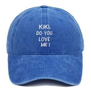 Dettaglio del ricamo bianco KIKI DO YOU LOVE ME su cappello in cotone blu lavato