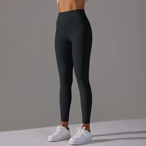 Vue détaillée du legging de yoga noir à taille haute avec effet liftant fessier