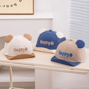 Détail de casquettes respirantes pour bébé avec oreilles 3D et broderie Happy