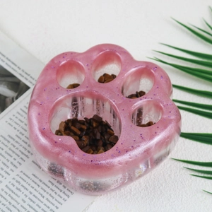 Detalle del molde de resina de pata de gato rosa degradado con purpurina y piedras