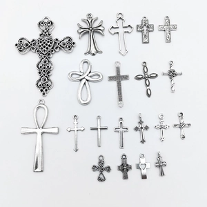 Gedetailleerde collectie vintage zilveren kruisbedels voor doe-het-zelf sieraden en mode