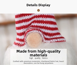 Gros plan d'un gnome de Noël avec bonnet en tricot rayé et barbe en fausse fourrure