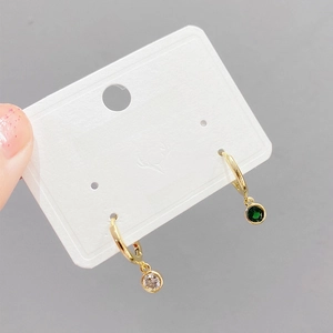 Set de pendientes de aro dorados con piedras verdes y blancas en postes de plata S925