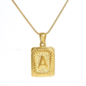 Collier en acier inoxydable plaqué or 18 carats avec pendentif carré et lettre A gravée