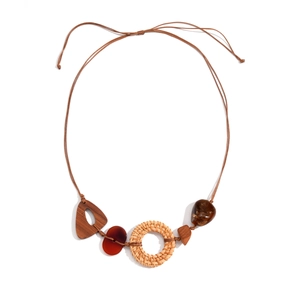 Collier bohème avec anneau en rotin tressé et pendentifs géométriques en bois