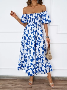 Dettagli del corpino a punto smock e gonna a balze del vestito lungo stampa blu