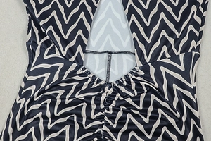 Détail des rayures ondulées et de la découpe froncée au dos de cette robe en maille