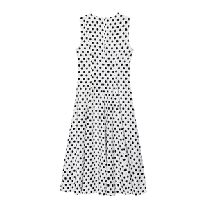 Dettaglio di un vestito midi a pois bianchi senza maniche con zip invisibile sul retro