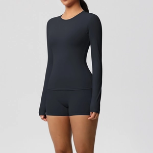 Détail du haut noir à manches longues et du short de yoga taille haute sans couture