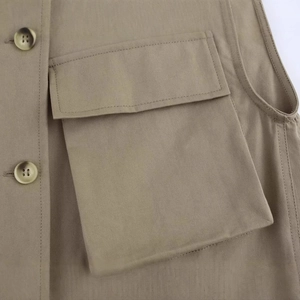 Abito corto kaki con tasche utility a patta e bottoni ambrati in tessuto twill