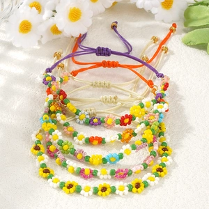 Handgemaakte kleurrijke kralenarmbanden set met bloemen en verstelbare gevlochten koorden