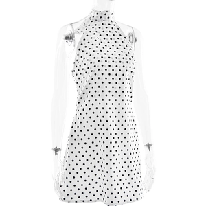 Détail de la robe moulante sans manches à pois blancs sur un mannequin transparent